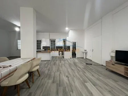 Tirane, jepet me qera apartament 4+1 Kati 4, 250 m² 1.500 € 