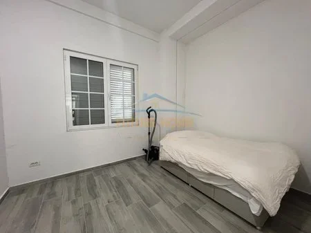 Tirane, jepet me qera apartament 4+1 Kati 4, 250 m² 1.500 € 