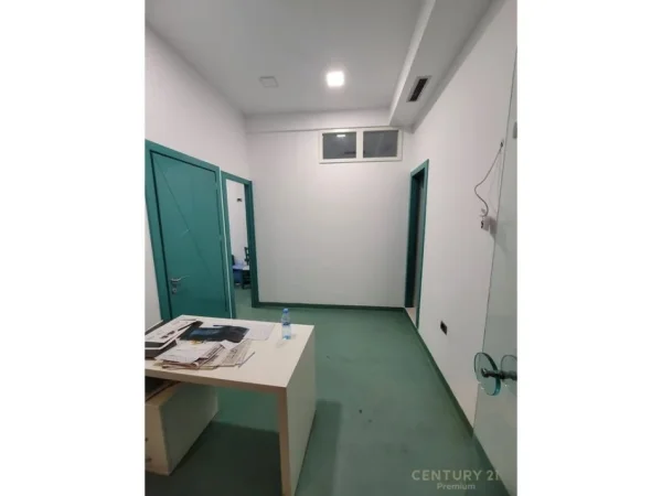 Tirane, shes ambjent biznesi Kati 0, 44 m² 200.000 € (Petro Nini Luarasi)