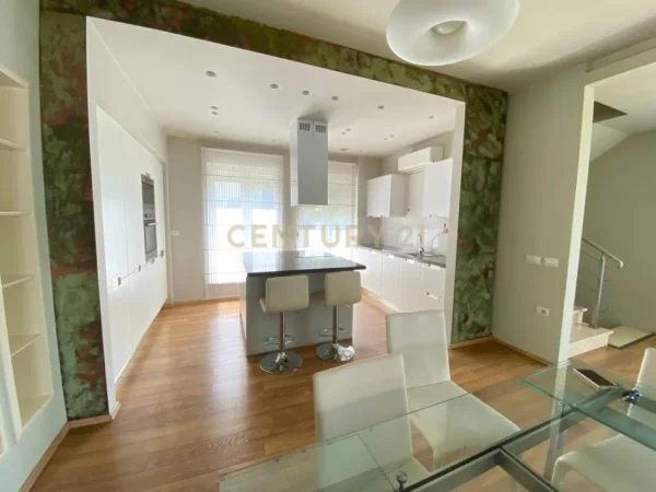 Tirane, jepet me qera Vile 3+1+Ballkon Kati 3, 260 m² 2.500 € (Teg)