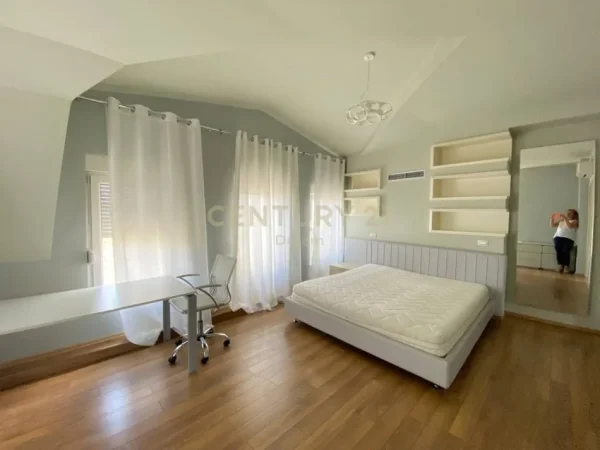 Tirane, jepet me qera Vile 3+1+Ballkon Kati 3, 260 m² 2.500 € (Teg)