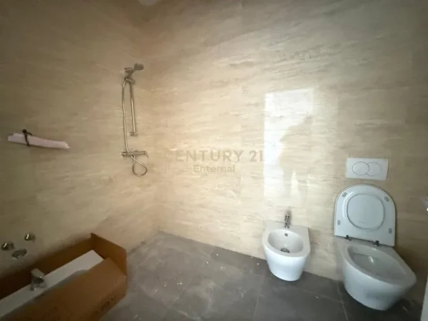 Tirane, jepet me qera zyre Kati 6, 65 m² 650 € (Rruga e Kavajes)