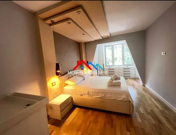 Tirane, jepet me qera apartament 2+1 Kati 1, 99 m² 1.000 € (RRUGA BARDHOK BIBA,QENDER)