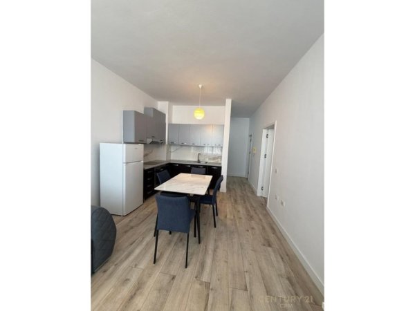 Tirane, jepet me qera apartament 1+1+Ballkon Kati 3, 62 m² 450 € (yzberisht)