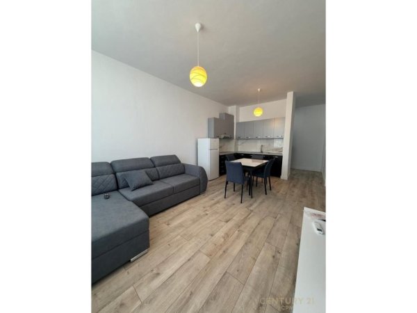 Tirane, jepet me qera apartament 1+1+Ballkon Kati 3, 62 m² 450 € (yzberisht)