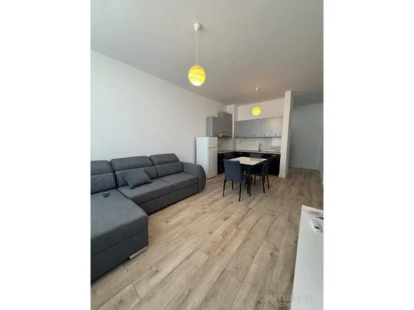 Tirane, jepet me qera apartament 1+1+Ballkon Kati 3, 62 m² 450 € (yzberisht)