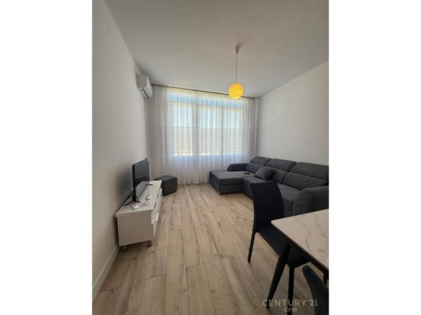 Tirane, jepet me qera apartament 1+1+Ballkon Kati 3, 62 m² 450 € (yzberisht)