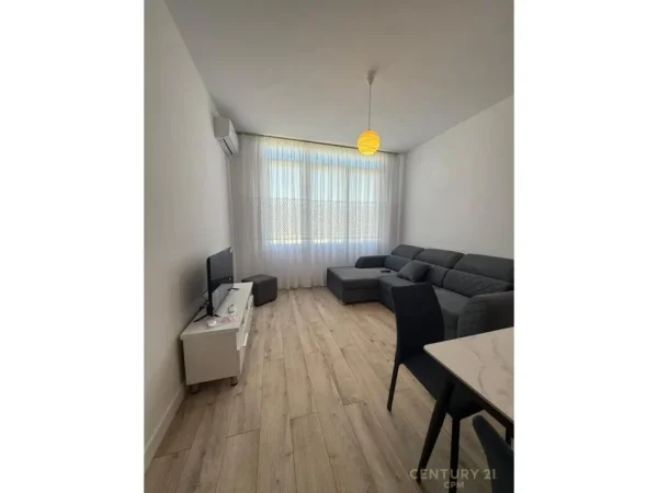 Tirane, jepet me qera apartament 1+1+Ballkon Kati 3, 62 m² 450 € (yzberisht)