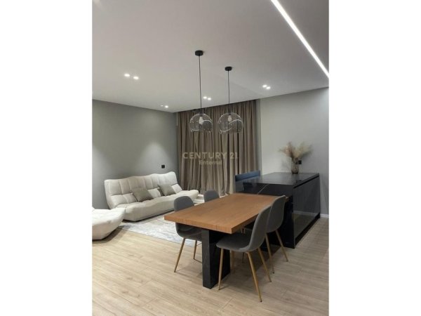 Tirane, jepet me qera apartament duplex 2+1+Ballkon Kati 5, 111 m² (ETC Galery)