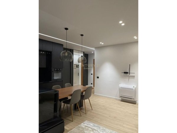 Tirane, jepet me qera apartament duplex 2+1+Ballkon Kati 5, 111 m² (ETC Galery)