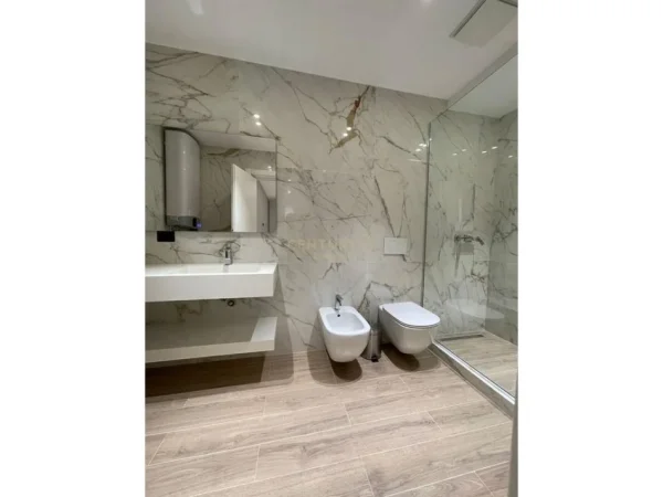 Tirane, jepet me qera apartament duplex 2+1+Ballkon Kati 5, 111 m² (ETC Galery)