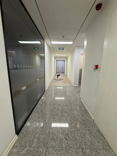 Tirane, jepet me qera zyre Kati 3, 1.000 m² 17.000 € (Rruga e kavajes)