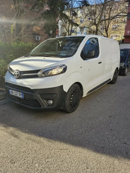 Tirane, shitet Furgon Toyota Nafte,  manuale, Kondicioner, 48.000 km, 17.000 €.ka motorr të ri me 48 mij km të faktuar,motorru vjetër jepet falas bashk me furgonin.ka dy pal goma michelin ver/dimër,letra për një vit të prera,kolaudim 2 vjet.