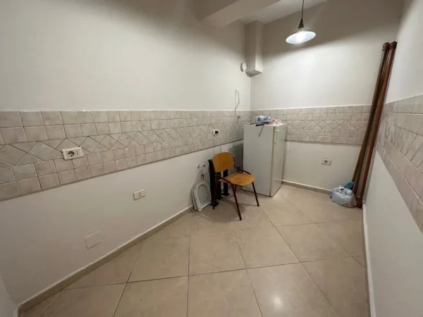 Tirane, jepet me qera apartament 2+1 Kati 1, 106 m² 900 € (Rruga e Kavajes, Perballe Garden Building)