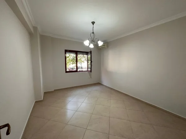 Tirane, jepet me qera apartament 2+1 Kati 1, 106 m² 900 € (Rruga e Kavajes, Perballe Garden Building)