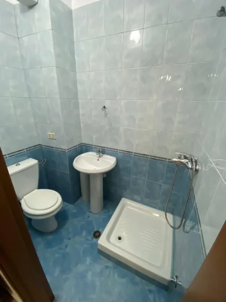 Tirane, jepet me qera apartament 2+1 Kati 1, 106 m² 900 € (Rruga e Kavajes, Perballe Garden Building)