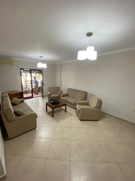 Tirane, jepet me qera apartament 2+1 Kati 1, 106 m² 900 € (Rruga e Kavajes, Perballe Garden Building)