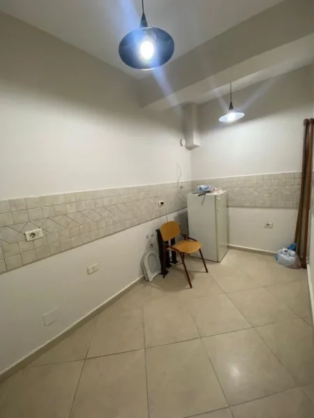 Tirane, jepet me qera apartament 2+1 Kati 1, 106 m² 900 € (Rruga e Kavajes, Perballe Garden Building)