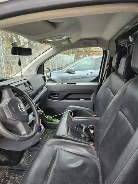 Tirane, shitet Furgon Toyota Nafte,  manuale, Kondicioner, 48.000 km, 17.000 €.ka motorr të ri me 48 mij km të faktuar,motorru vjetër jepet falas bashk me furgonin.ka dy pal goma michelin ver/dimër,letra për një vit të prera,kolaudim 2 vjet.