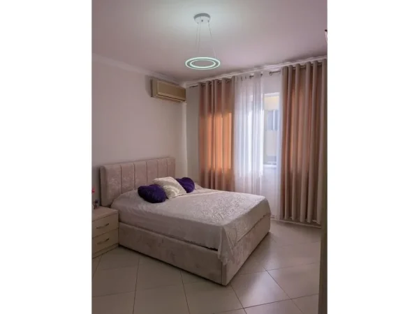 Tirane, jepet me qera garsonier 1+1 Kati 4, 40 m² 500 € (Perballe Square 21)