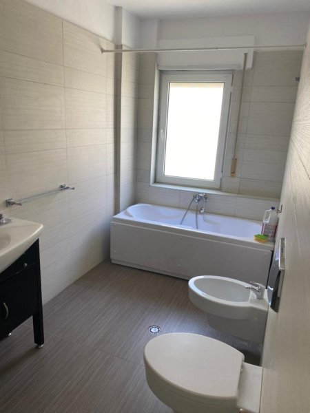 Tirane, jepet me qera apartament 2+1 Kati 5, 135 m² 1.000 € (Kopshti Zoologjik)