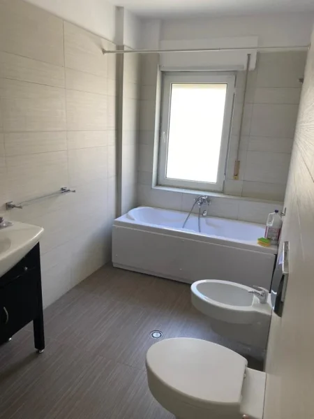 Tirane, jepet me qera apartament 2+1 Kati 5, 135 m² 1.000 € (Kopshti Zoologjik)
