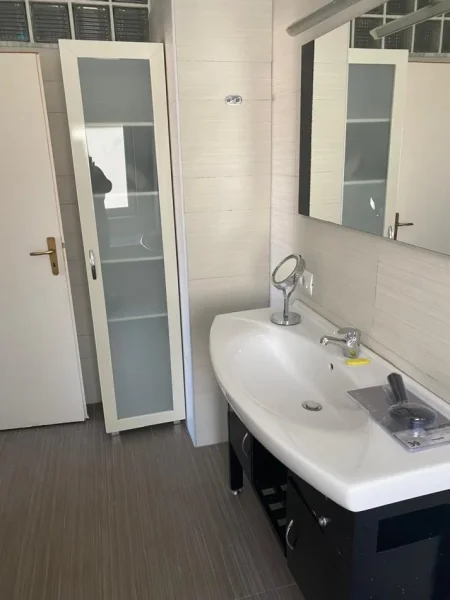Tirane, jepet me qera apartament 2+1 Kati 5, 135 m² 1.000 € (Kopshti Zoologjik)