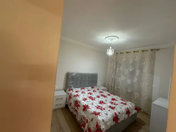 Tirane, jepet me qera apartament 1+1 Kati 4, 70 m² 600 € (Prane caffe queen)