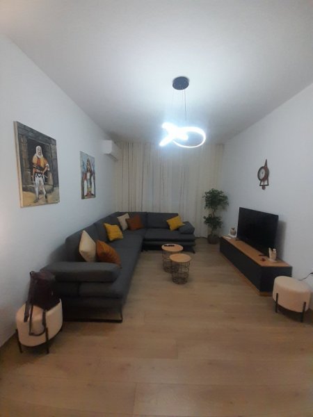 Tirane, jepet me qera apartament 2+1 Kati 2, 90 m² 77.000 Leke te Reja(Tek Kafe Flora, Rruga Durresit, Tirane.)