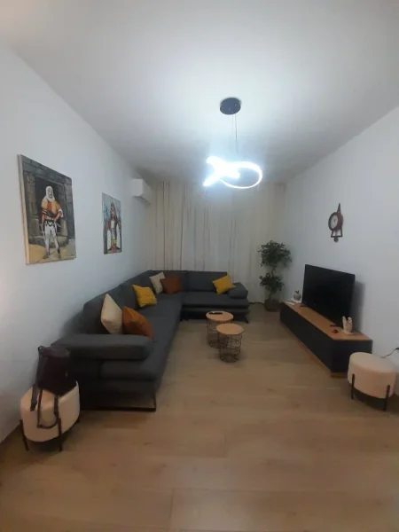 Tirane, jepet me qera apartament 2+1 Kati 2, 90 m²,Çmimi 800 Euro,(Pranë Kafe Flora,Midis Rrugës Durresit dhe Mine Peza, Tirane.)