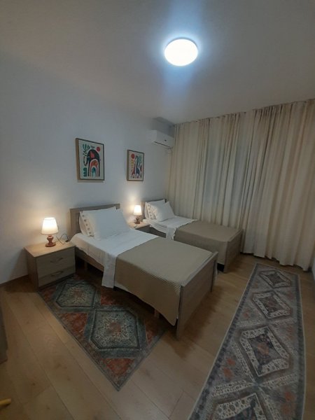 Tirane, jepet me qera apartament 2+1 Kati 2, 90 m² 77.000 Leke te Reja(Tek Kafe Flora, Rruga Durresit, Tirane.)