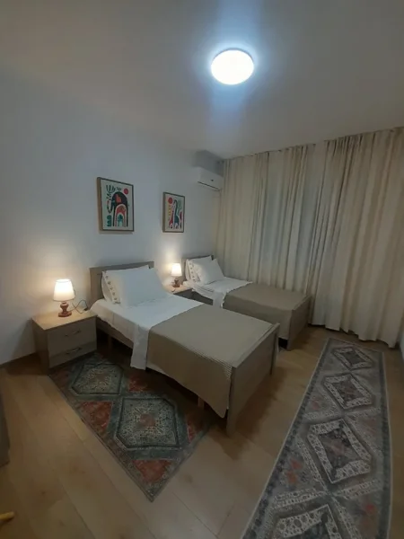 Tirane, jepet me qera apartament 2+1 Kati 2, 90 m²,Çmimi 800 Euro,(Pranë Kafe Flora,Midis Rrugës Durresit dhe Mine Peza, Tirane.)