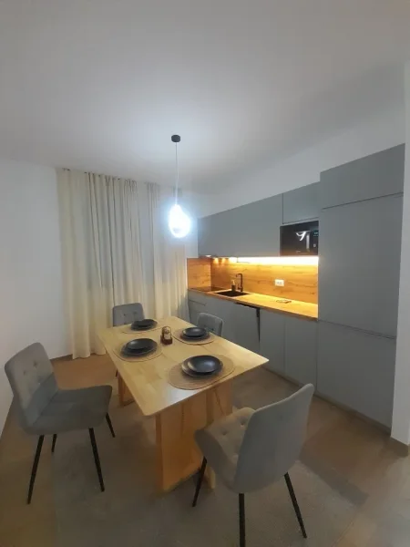 Tirane, jepet me qera apartament 2+1 Kati 2, 90 m²,Çmimi 800 Euro,(Pranë Kafe Flora,Midis Rrugës Durresit dhe Mine Peza, Tirane.)