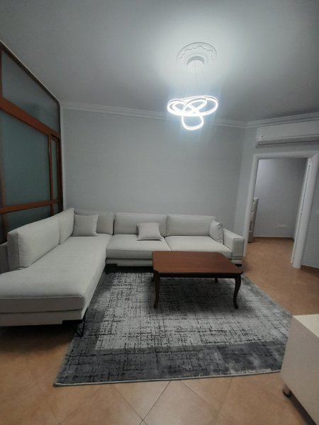 Tirane, jepet me qera apartament 2+1+Ballkon Kati 7, 85 m² 750 € (Pas Kishes Katolike, Ne Fillim te Rruges Kavajes, Tirane.)