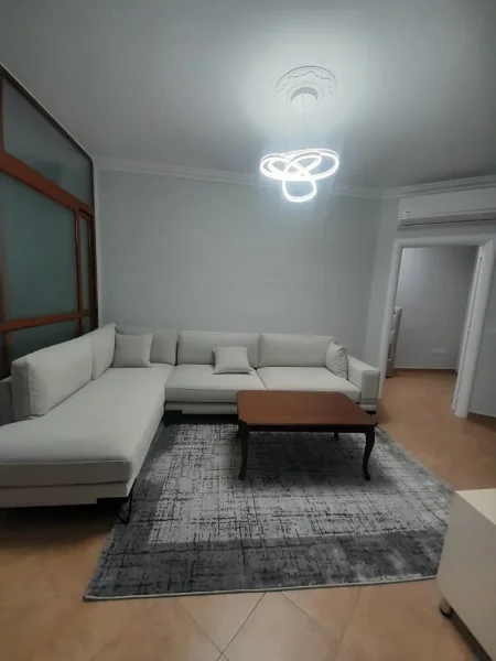 Tirane, jepet me qera apartament 2+1+Ballkon Kati 7, 85 m² 750 € (Pas Kishes Katolike, Ne Fillim te Rruges Kavajes, Tirane.)