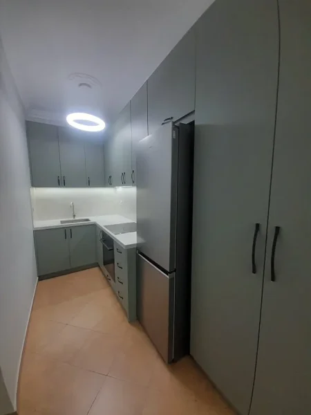 Tirane, jepet me qera apartament 2+1+Ballkon Kati 7, 85 m² 750 € (Pas Kishes Katolike, Ne Fillim te Rruges Kavajes, Tirane.)