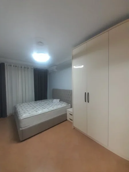 Tirane, jepet me qera apartament 2+1+Ballkon Kati 7, 85 m² 750 € (Pas Kishes Katolike, Ne Fillim te Rruges Kavajes, Tirane.)