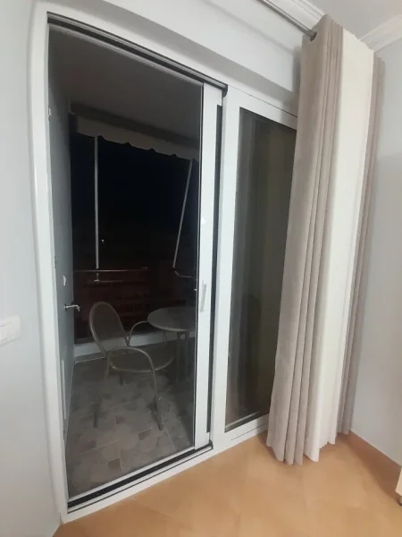 Tirane, jepet me qera apartament 2+1+Ballkon Kati 7, 85 m² 750 € (Pas Kishes Katolike, Ne Fillim te Rruges Kavajes, Tirane.)