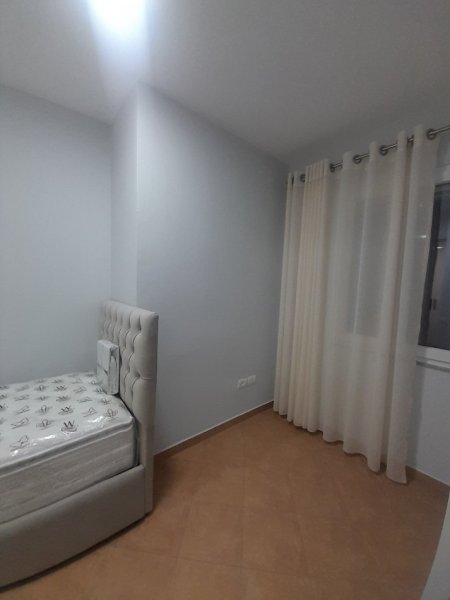 Tirane, jepet me qera apartament 2+1+Ballkon Kati 7, 85 m² 750 € (Pas Kishes Katolike, Ne Fillim te Rruges Kavajes, Tirane.)