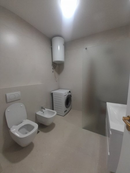 Tirane, jepet me qera apartament 2+1+Ballkon Kati 7, 85 m² 750 € (Pas Kishes Katolike, Ne Fillim te Rruges Kavajes, Tirane.)