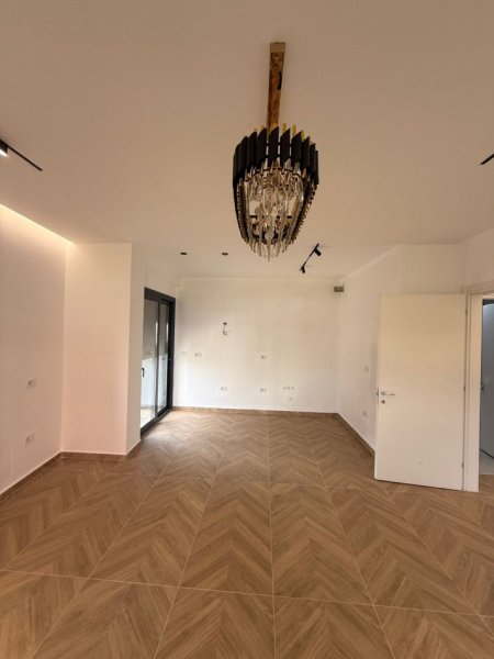 Tirane, jepet me qera ambjent biznesi Kati 1, 70 m² 700 € (Kompleksi Oazis)