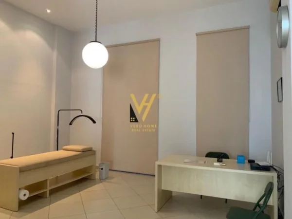 Tirane, jepet me qera ambjent biznesi Kati 1, 40 m² 480 € (RRUGA E DIBRES)