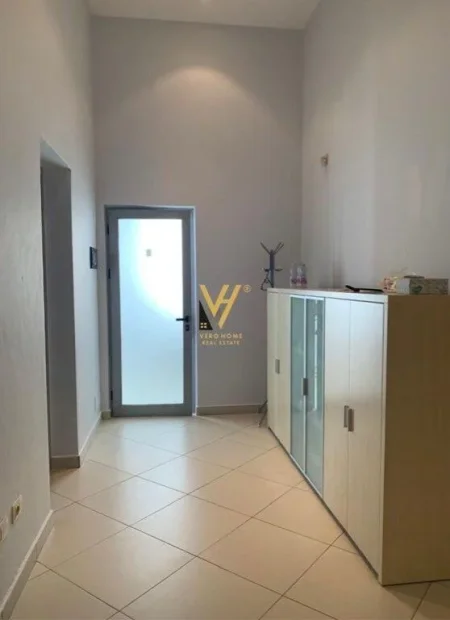 Tirane, jepet me qera ambjent biznesi Kati 1, 40 m² 480 € (RRUGA E DIBRES)