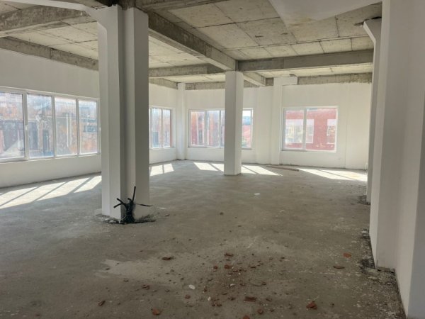 Tirane, jepet me qera zyre Kati 1, 500 m² 4.000 € (RRUGA E DIBRES)