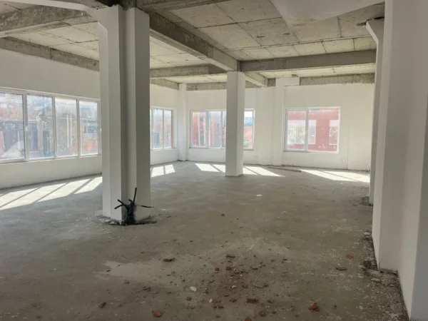 Tirane, jepet me qera zyre Kati 1, 500 m² 4.000 € (RRUGA E DIBRES)