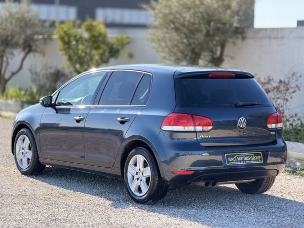 Durres, shitet makine VOLKSWAGEN GOLF VI 2.0 Nafte, blu e errët automatik Klima
