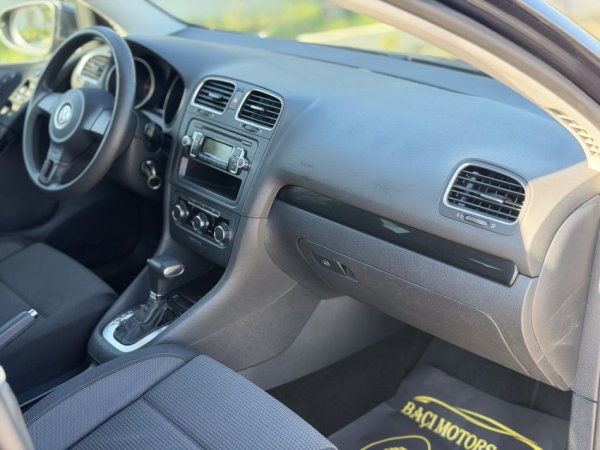 Durres, shitet makine VOLKSWAGEN GOLF VI 2.0 Nafte, blu e errët automatik Klima