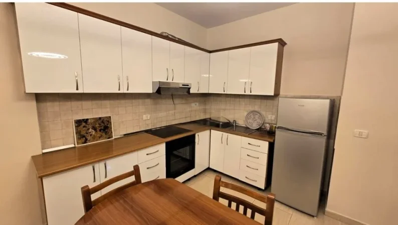 Tirane, jepet me qera apartament 1+1 Kati 5, 90 m² 700 € (rruga e elbasanit)