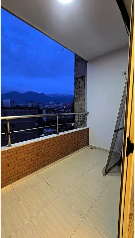 Tirane, jepet me qera apartament 1+1 Kati 5, 90 m² 700 € (rruga e elbasanit)