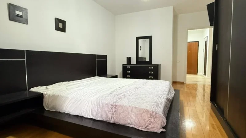 Tirane, jepet me qera apartament 2+1 Kati 3, 130 m² 1.200 €